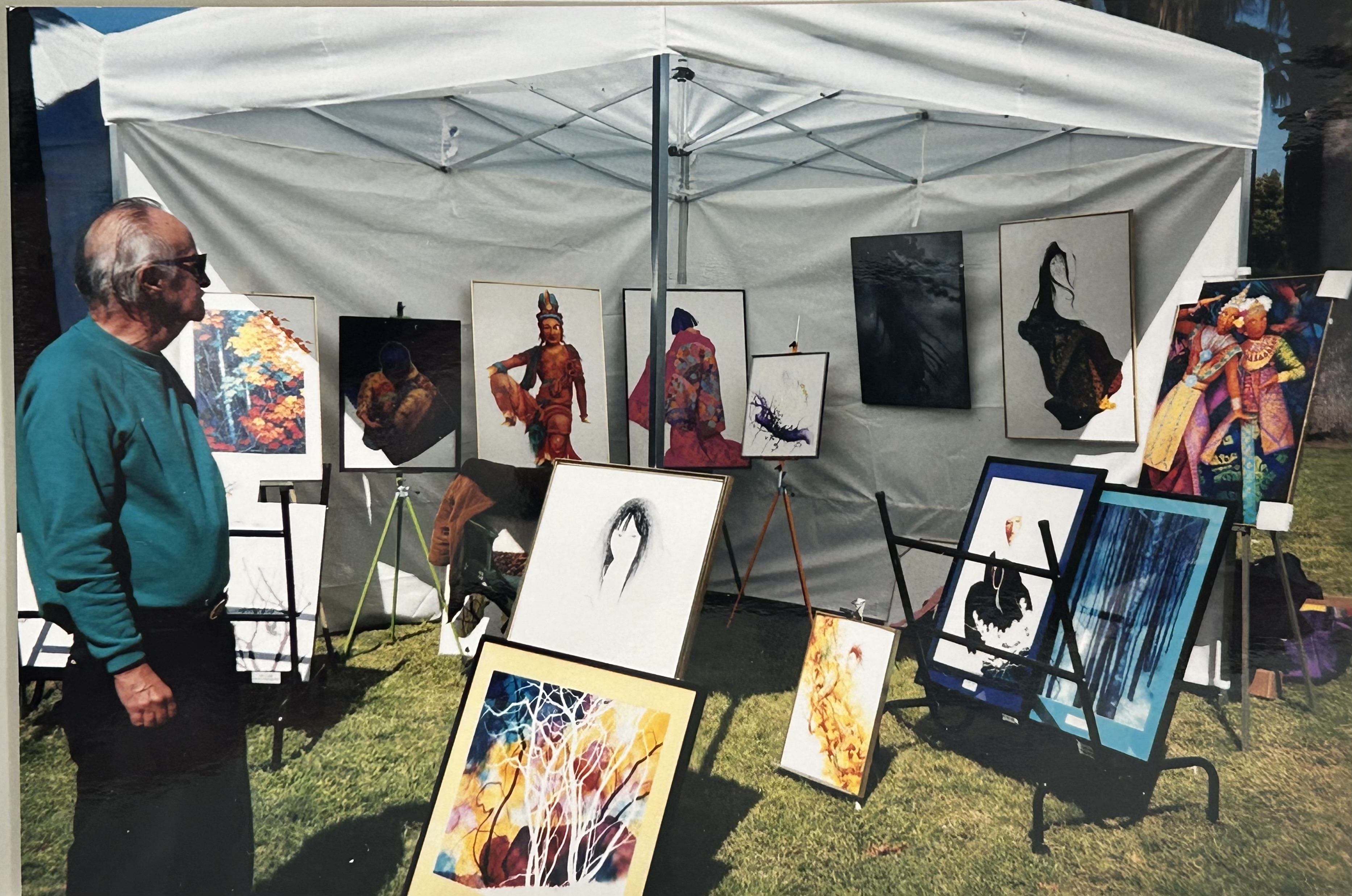 Bakasan with his paintings at an art fair